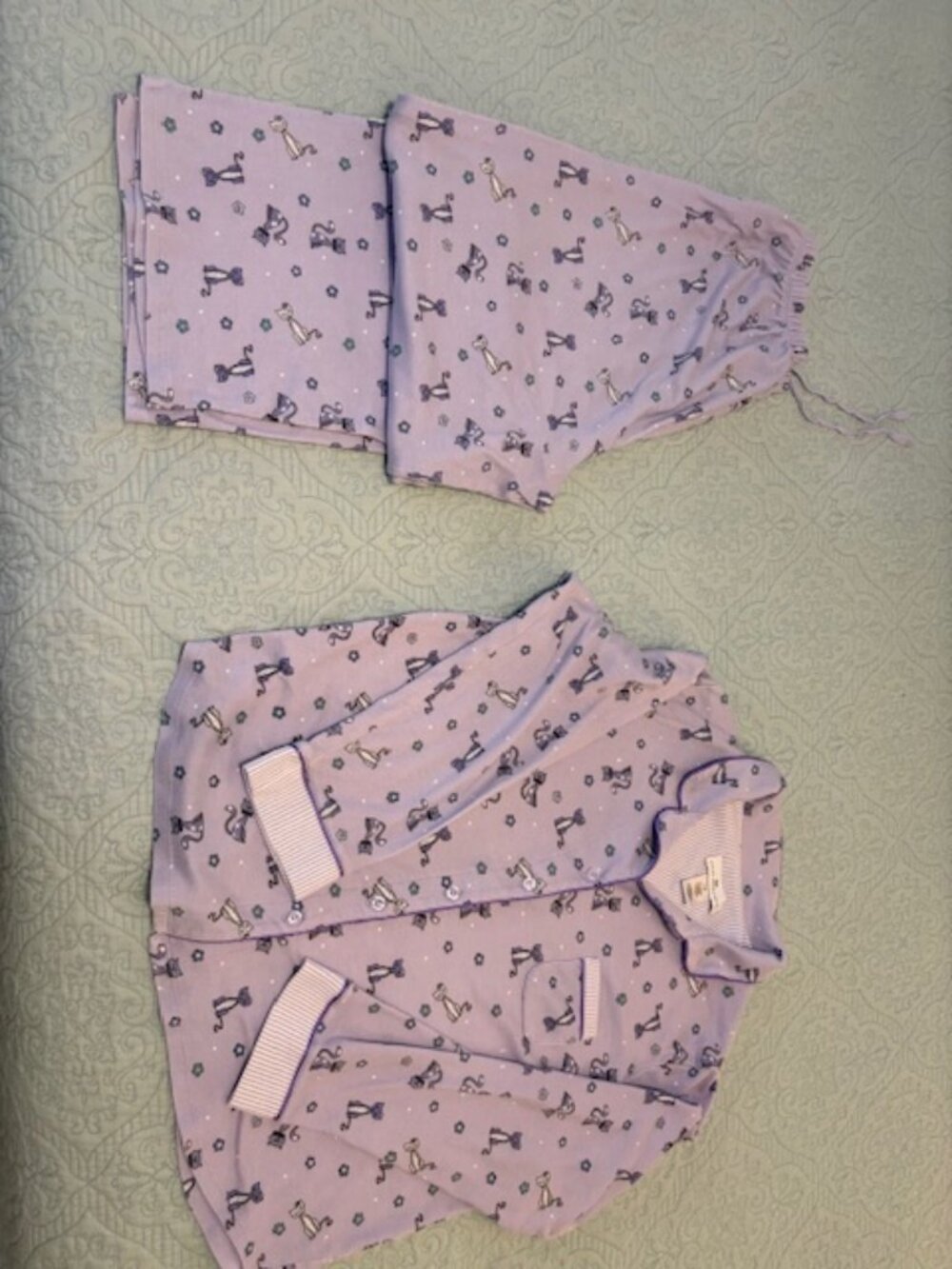 KAREN NEUBERGER Pajamas Size L Purple 2 piece pajama set with adorable cats.
